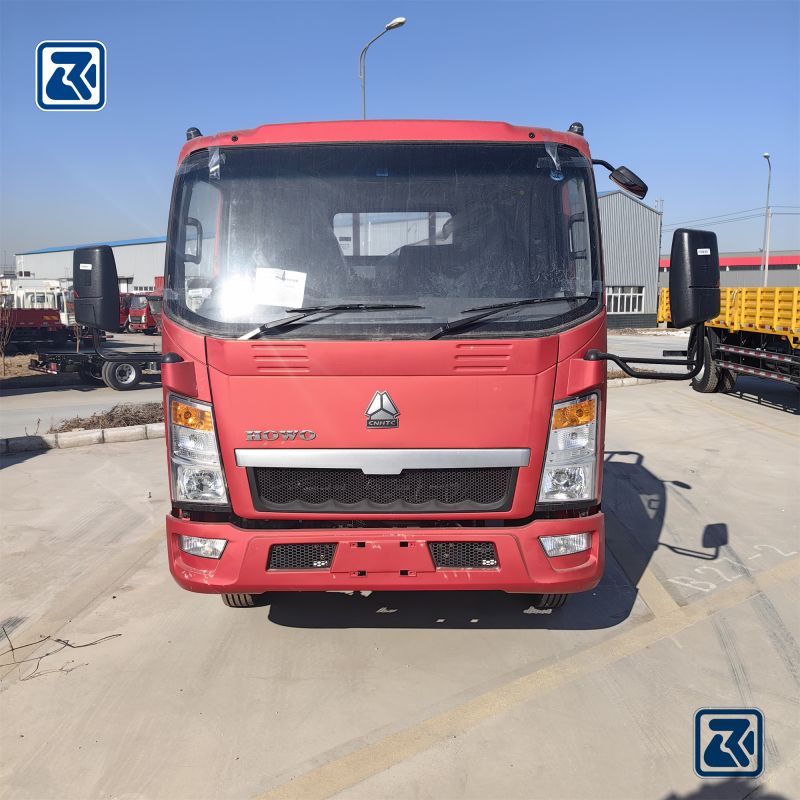 Вид спереди красного грузового автомобиля HOWO 4x4 Cargo Light Truck с изображением кабины и решетки радиатора.